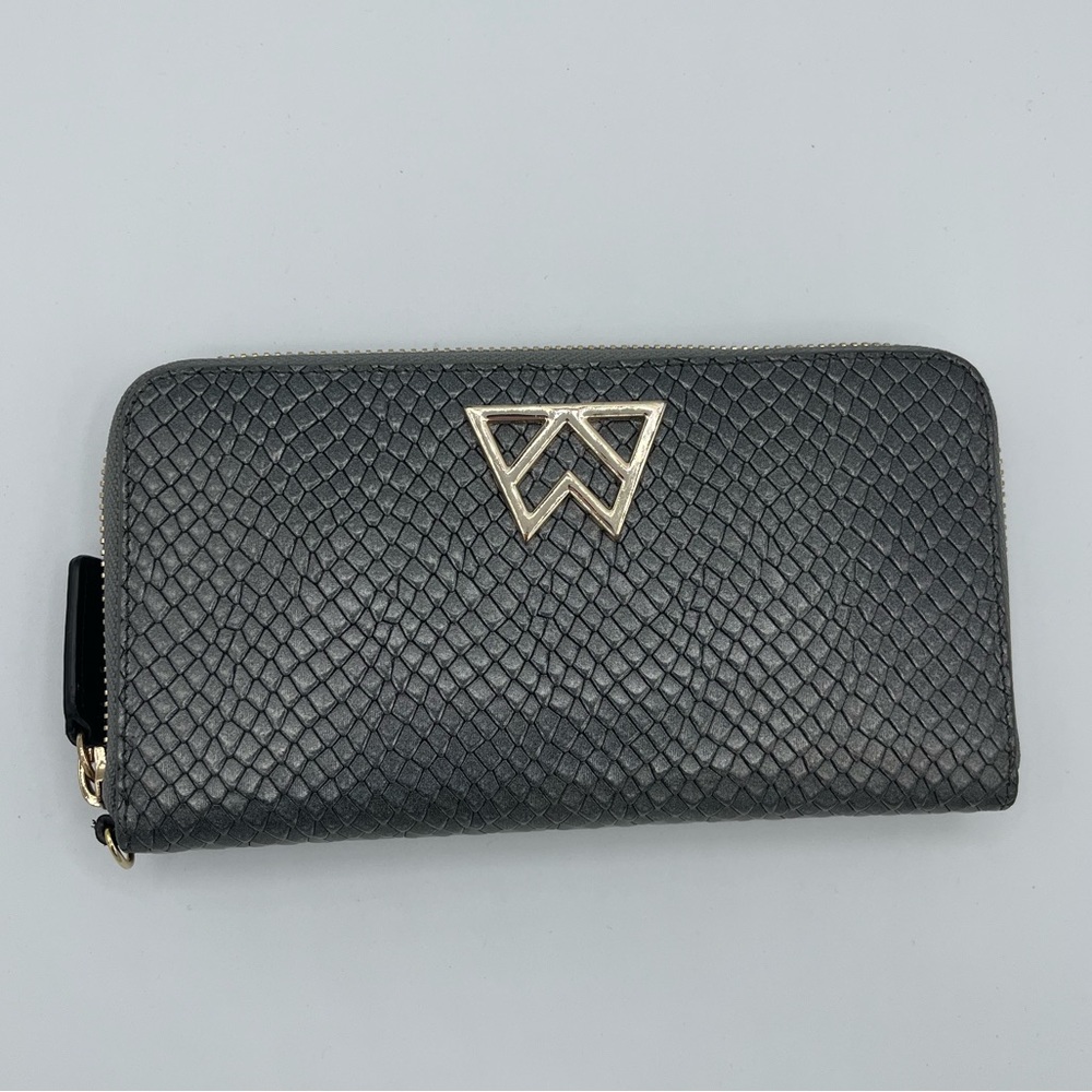 LIKE NEW Kelly Wynne wallet